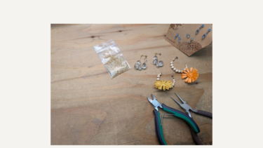 アクセサリーと制作工具が並ぶ作業台