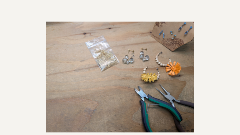 アクセサリーと制作工具が並ぶ作業台